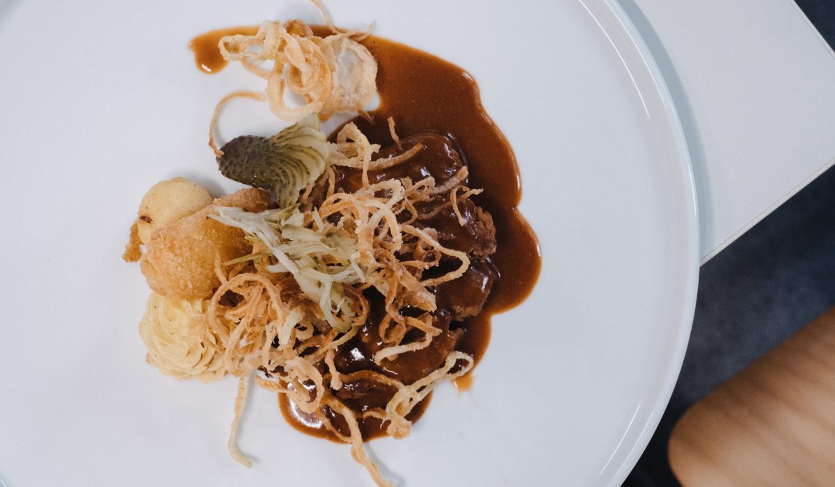 Zwiebelrostbraten auf Seitanbasis mit Erdäpfelpüree und gerösteten Zwiebeln